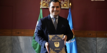 Moisés Posada recibió el portafolios para el pregón de las Glorias del próximo domingo
