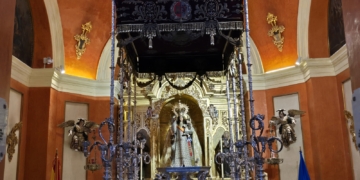 El palio del Carmen de nuevo en su templo para recuperar una estampa histórica
