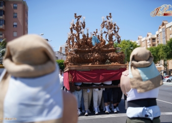 La cuadrilla de costaleros de San José trasladó el paso del Patrón para su participación en el Corpus