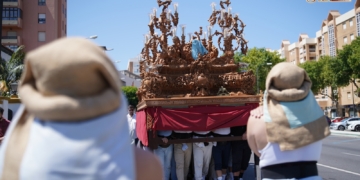 La cuadrilla de costaleros de San José trasladó el paso del Patrón para su participación en el Corpus