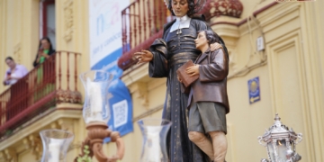San Juan Bautista de La Salle salió en procesión junto a los escolares de La Salle y los cofrades de Cristo Rey