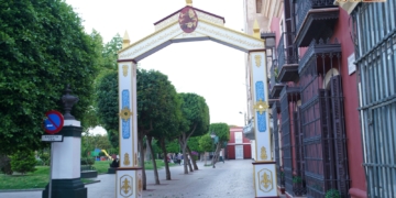 Instalado en la Alameda el arco para el paso de Santa Elena y el Simpecado del Rocío