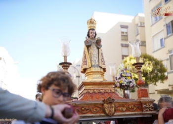 El Niño Jesús de Praga procesionó rodeado de escolares del Liceo, niños de Primera Comunión y jóvenes cofrades