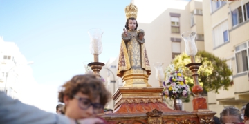 El Niño Jesús de Praga procesionó rodeado de escolares del Liceo, niños de Primera Comunión y jóvenes cofrades
