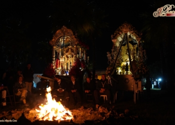 El rezo del Rosario junto a la candela en Piletas marca el final del primer día de camino de los rocieros isleños