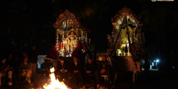 El rezo del Rosario junto a la candela en Piletas marca el final del primer día de camino de los rocieros isleños
