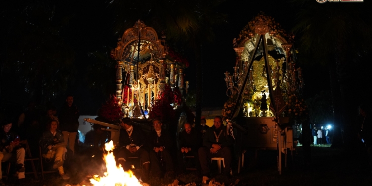 El rezo del Rosario junto a la candela en Piletas marca el final del primer día de camino de los rocieros isleños