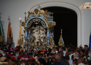La Hermandad del Rocío de San Fernando se presentó ante la Blanca Paloma arropada por centenares de rocieros