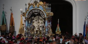 La Hermandad del Rocío de San Fernando se presentó ante la Blanca Paloma arropada por centenares de rocieros