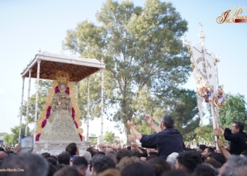 La Virgen del Rocío culminó su Romería con la salida procesional por su aldea