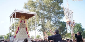 La Virgen del Rocío culminó su Romería con la salida procesional por su aldea