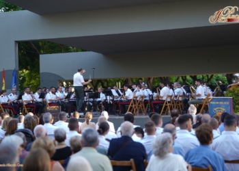 La Unidad de Música del Tercio Sur de la Armada y Agripino Lozano se unieron en el concierto con motivo del Día de las Fuerzas Armadas