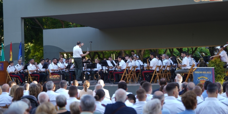 La Unidad de Música del Tercio Sur de la Armada y Agripino Lozano se unieron en el concierto con motivo del Día de las Fuerzas Armadas