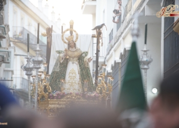 Santa Elena revalida la fórmula de éxito de una procesión de Gloria pese al tranvía