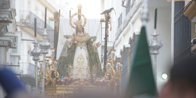 Santa Elena revalida la fórmula de éxito de una procesión de Gloria pese al tranvía