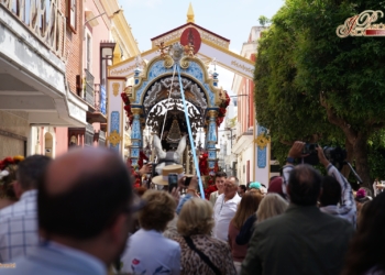 Los rocieros isleños emprenden el camino hacia la Blanca Paloma en un lunes de estrenos