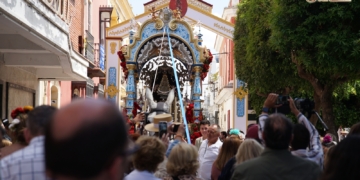 Los rocieros isleños emprenden el camino hacia la Blanca Paloma en un lunes de estrenos