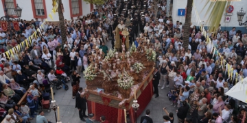 La procesión de San José se reinventa para encontrarse en un 1 de mayo con costaleros, agrupación y sin incidencias