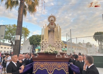 Los hermanos del Gran Poder arroparon a la Virgen del Amor en su anual rosario de antorchas