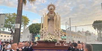 Los hermanos del Gran Poder arroparon a la Virgen del Amor en su anual rosario de antorchas