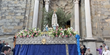 Un rosario de antorchas puso fin a los cultos a la Virgen de Fátima en Tarifa