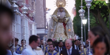 Los hermanos de Cristo Rey acompañaron a la Virgen de la Estrella en el rezo del Rosario de antorchas