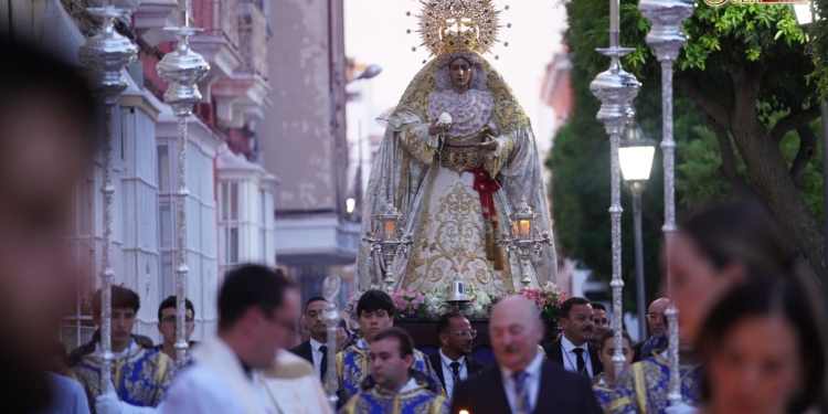 Los hermanos de Cristo Rey acompañaron a la Virgen de la Estrella en el rezo del Rosario de antorchas