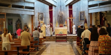 Los hermanos de Afligidos dan inicio al Triduo Sacramental en la Parroquia del Santo Cristo