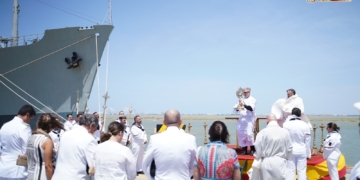 El fuerte viento de levante marca el acto de la Bendición del Mar en el Arsenal de La Carraca