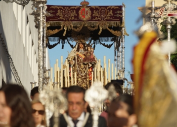 La Virgen del Carmen se reencontró con su pasado bajo palio con motivo del traslado a la Iglesia Mayor para Corpus
