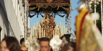 La Virgen del Carmen se reencontró con su pasado bajo palio con motivo del traslado a la Iglesia Mayor para Corpus