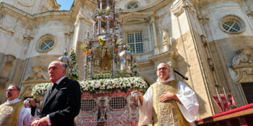 Monseñor Valdivia preside su primer Corpus Christi en Cádiz con una llamada a la comunión y a la caridad