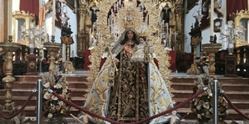 Así se muestra la Virgen del Carmen en la víspera de su festividad con la nueva capa bordada