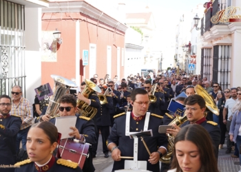 La Unión Musical 1810 renueva su compromiso con la Hermandad de la Vera+Cruz de Rota para la Semana Santa de 2027