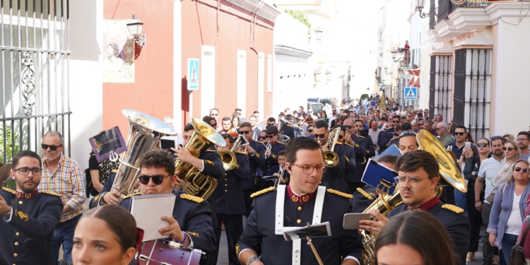 La Unión Musical 1810 renueva su compromiso con la Hermandad de la Vera+Cruz de Rota para la Semana Santa de 2027