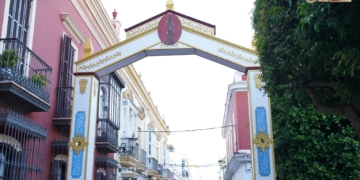 El arco para eventos se montó en dos ocasiones en mayo sin contrato alguno por parte del ayuntamiento