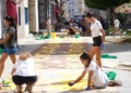 Jóvenes cofrades de distintas hermandades colaboran en la alfombra de sal para la Virgen del Carmen