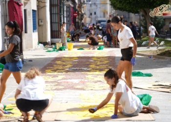 Jóvenes cofrades de distintas hermandades colaboran en la alfombra de sal para la Virgen del Carmen