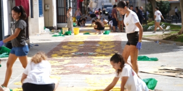 Jóvenes cofrades de distintas hermandades colaboran en la alfombra de sal para la Virgen del Carmen