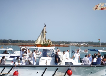 La Virgen del Carmen de Gallineras ya surca en procesión marítima el litoral cañaílla