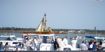 La Virgen del Carmen de Gallineras ya surca en procesión marítima el litoral cañaílla