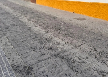 El PP denuncia que la cera de la Semana Santa sigue presente en numerosas calles de la ciudad