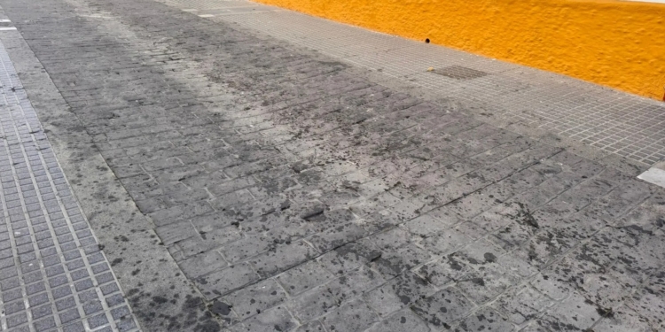 El PP denuncia que la cera de la Semana Santa sigue presente en numerosas calles de la ciudad