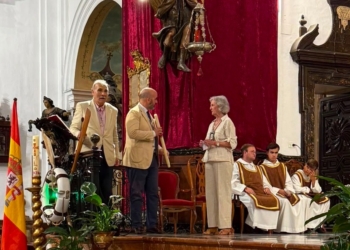 El Consejo de hermandades de Cádiz entregó a la Fundación Ayuda a la Iglesia Necesitaba el donativo recaudado del libro del pregón de la Semana Santa