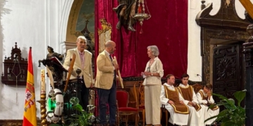 El Consejo de hermandades de Cádiz entregó a la Fundación Ayuda a la Iglesia Necesitaba el donativo recaudado del libro del pregón de la Semana Santa