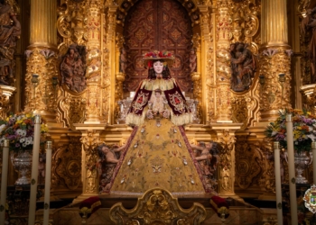 La Virgen del Rocío ya luce sus galas de Pastora para su traslado a Almonte