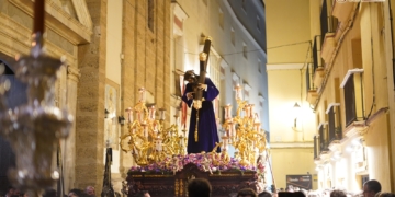 El Nazareno del Amor cruzó Cádiz hasta la Catedral en el inicio de su efeméride