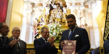 Carlos García Abdel recibió las pastas como pregonero de la Virgen de los Dolores