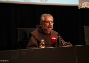 Fray Juan José Rodríguez Mejías traza en San Fernando las claves de un franciscanismo vivo para el mundo cofrade