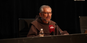 Fray Juan José Rodríguez Mejías traza en San Fernando las claves de un franciscanismo vivo para el mundo cofrade